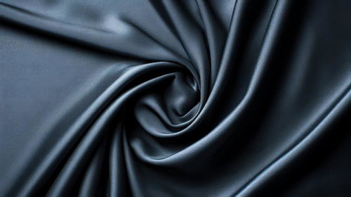 渦を巻くドレープが際立つサテン生地の光沢