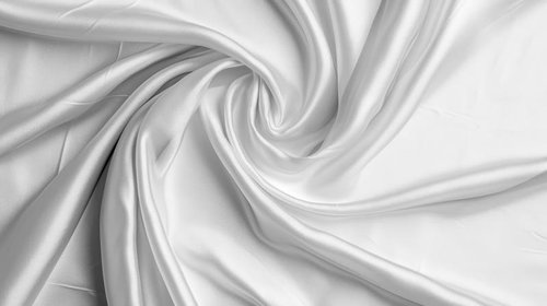柔らかな光沢と繊細なドレープの白い布地