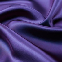 モダンで上品な光沢が映えるパープルサテン生地のドレープの写真
