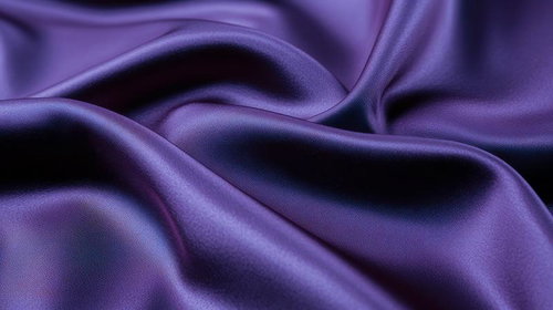モダンで上品な光沢が映えるパープルサテン生地のドレープ
