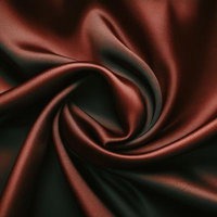 深紅の光沢が織りなす優美な渦巻きラインのサテン生地の写真