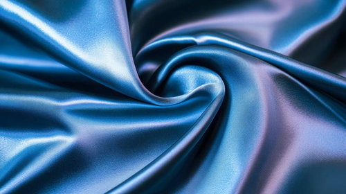 青いサテンの繊細なドレープが描く光沢の曲線美