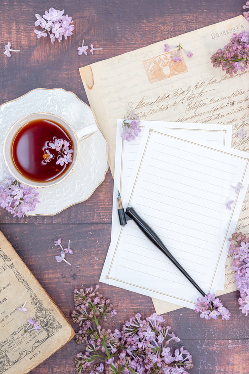 手紙と散らばるライラック、コーヒーと万年筆