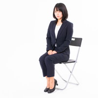 椅子に座る受付の女性会社員、面接対応、採用試験の写真