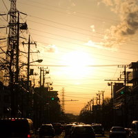 テールランプが連なる夕暮れの道路の渋滞の写真