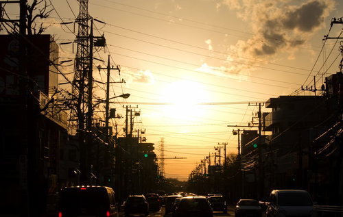 テールランプが連なる夕暮れの道路の渋滞