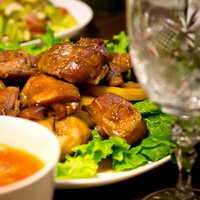 白い皿のチキンとシャンパングラスのパーティーテーブルの写真