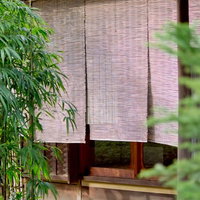 緑の庭が見えるすだれがかかった和風の縁側の写真