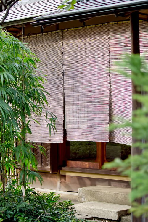 緑の庭が見えるすだれがかかった和風の縁側