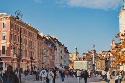 ワルシャワの旧市街マーケットプレイスに集う観光客（ポーランド）