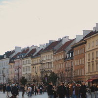 歴史的な建物が立ち並ぶワルシャワの旧市街地マーケット広場の写真