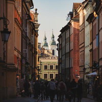 歴史が息づくワルシャワ旧市街地の路地裏を歩くの写真