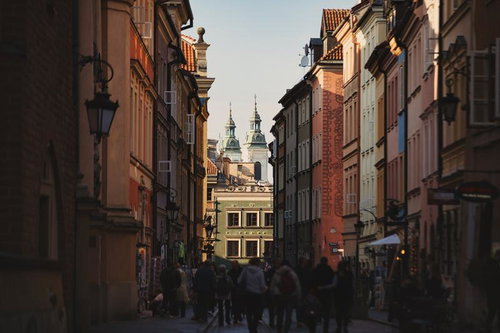 歴史が息づくワルシャワ旧市街地の路地裏を歩く