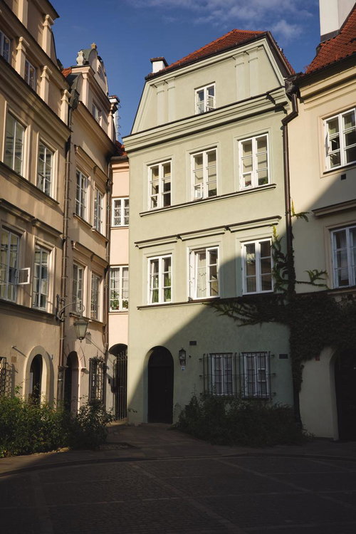 ワルシャワの旧市街地に響く午後の光と影、歴史ある建物の路地裏