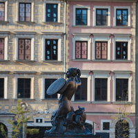 ワルシャワ旧市街広場の人魚像と歴史的建築の写真