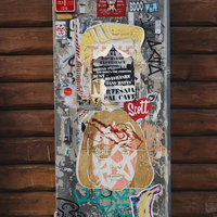 ワルシャワの路地裏に施された落書きアートとステッカーで覆われた配電盤の写真