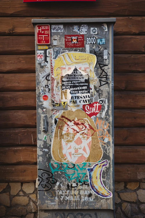 ワルシャワの路地裏に施された落書きアートとステッカーで覆われた配電盤