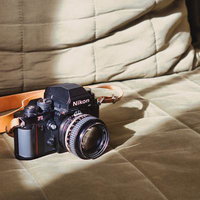 柔らかな光に包まれるNikon F3フィルムカメラの写真