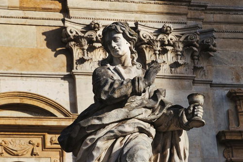 厳かな祈りを捧げるキューピッドの石像、ワルシャワの教会建築装飾