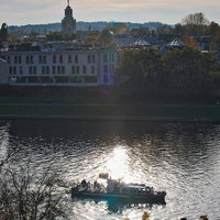 秋色に染まるクラクフの川辺でクルージングの写真