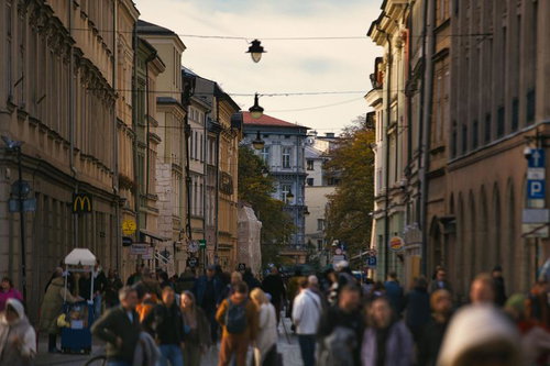 クラシックな建築と現代の賑わいが交差するクラクフの通り