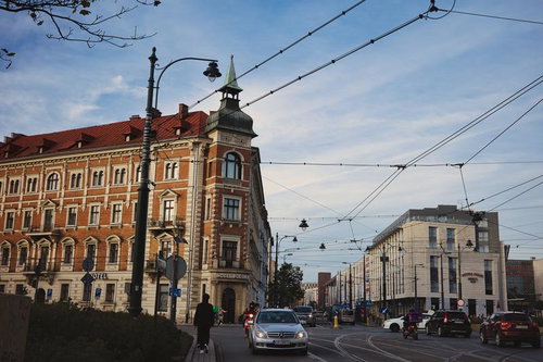 電車架線が交錯するクラクフの歴史的街並み