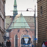 ポーランド・クラクフの古都を行き交う路面電車と自転車の写真