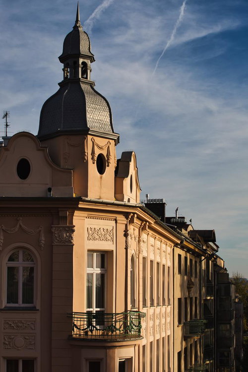 ラシカルな建築美が魅せるクラクフの街角、尖塔のある歴史建造物