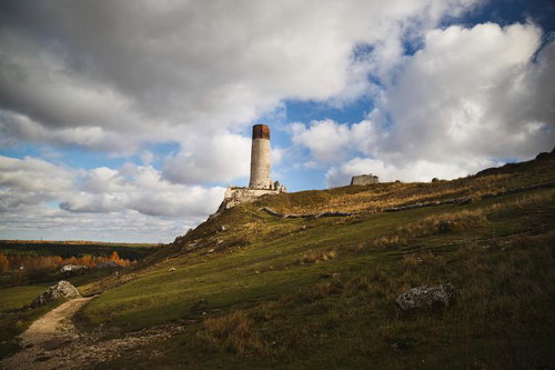ポーランド・チェンストホバの丘陵に立つ古い城塔の遺構