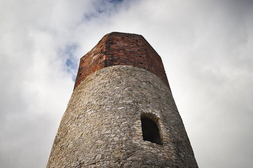 雲間に聳えるチェンストホバの古城の見張り塔