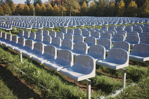 ポーランド・チェンストホバの芝生に整然と並べられた無数の白い椅子