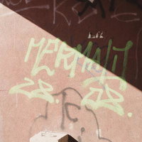 日差しが映えるチェンストホバのストリートアート壁画の写真