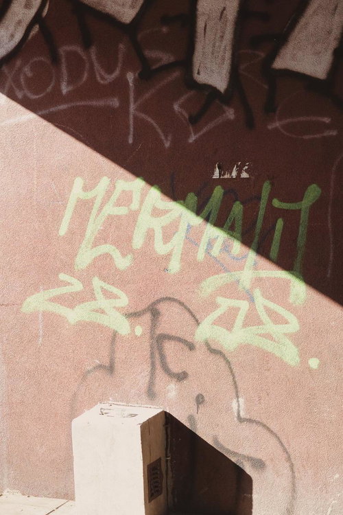 日差しが映えるチェンストホバのストリートアート壁画