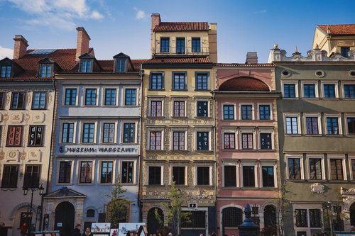 世界遺産ワルシャワ旧市街に立ち並ぶカラフルな建築物の街並み
