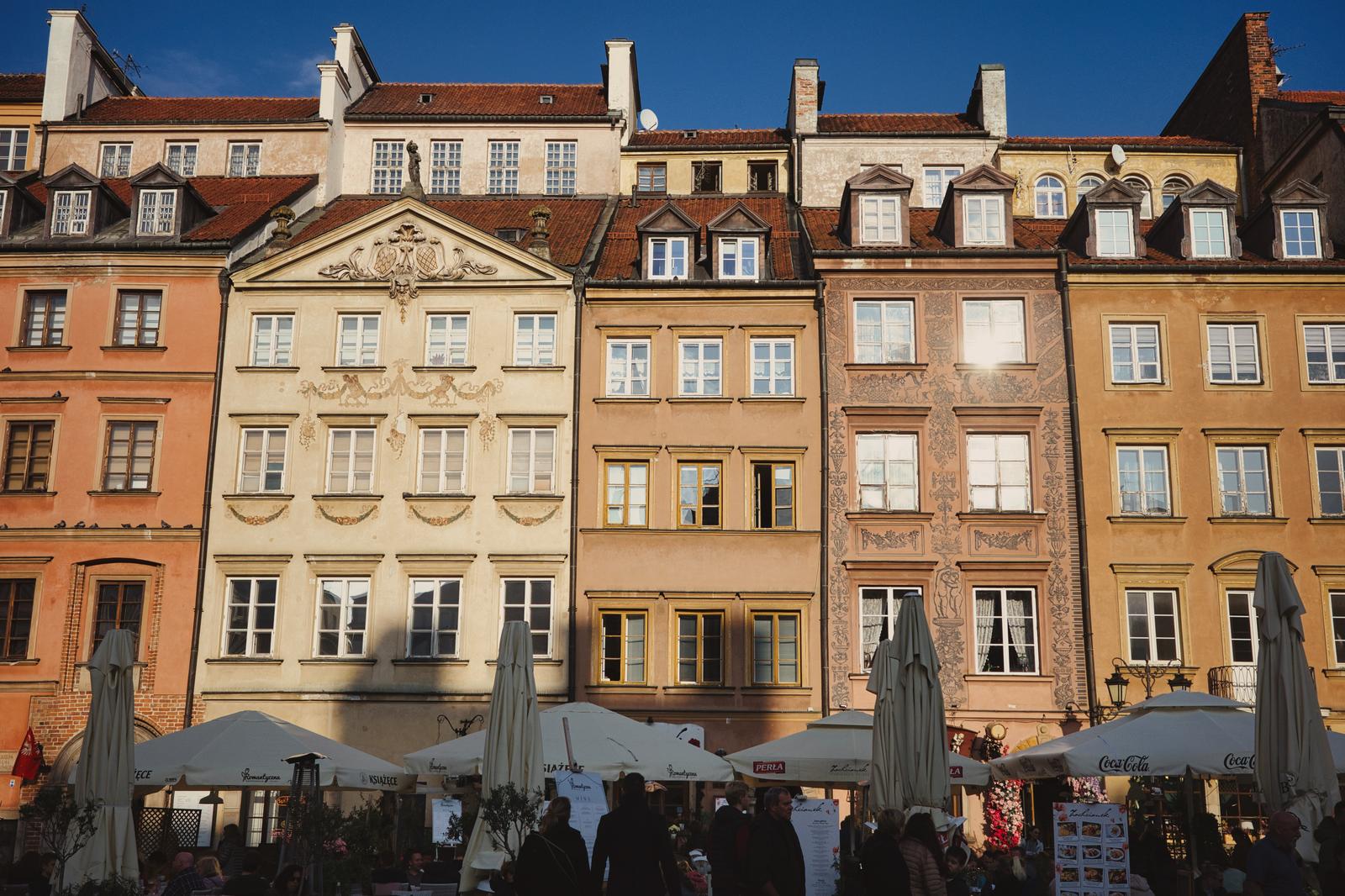 ワルシャワ旧市街広場のテラス席がある色鮮やかな歴史建築物群