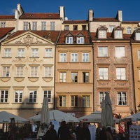 ワルシャワの旧市街広場に立ち並ぶ華やかな歴史建築の写真