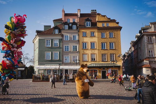 色とりどりのバルーンとクマの着ぐるみで賑わうワルシャワ旧市街広場