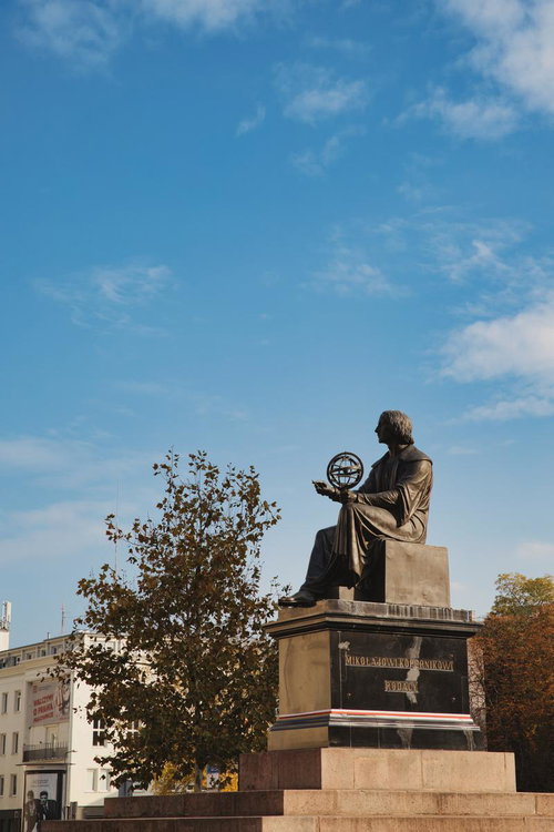 ワルシャワの科学者コペルニクス像、秋の青空に映える歴史的銅像