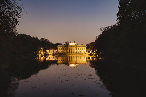 水鏡に映るライトアップされたワルシャワのワジェンキ宮殿