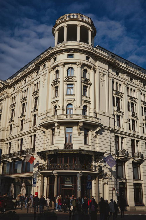 クラシカルな装飾が美しいワルシャワ旧市街の街角建築