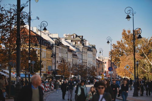 レトロな街灯が並ぶワルシャワの旧市街通り
