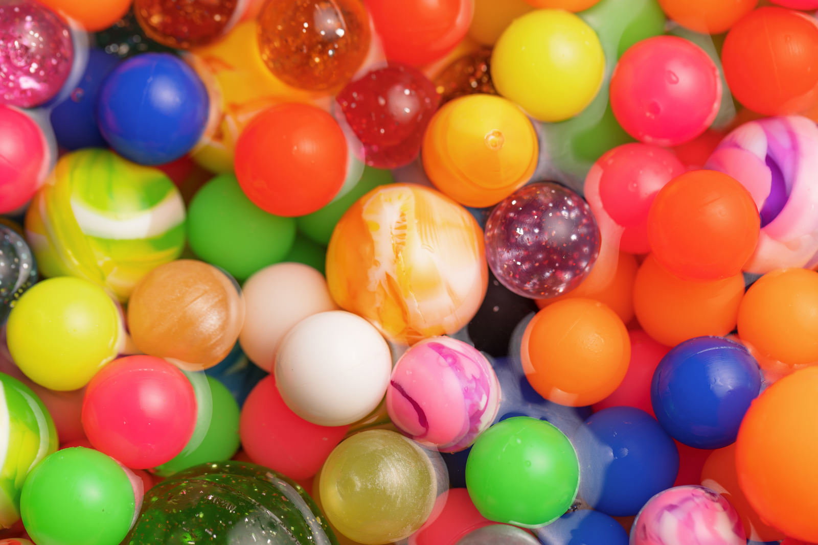 カラフルなスーパーボールが水に浮かぶスーパーボールすくい