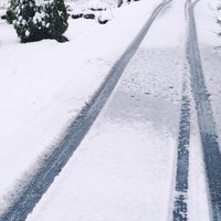 雪が積もった農道のタイヤ跡の写真