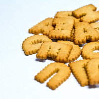 白い面に散らばったアルファベットの英語文字ビスケットの写真