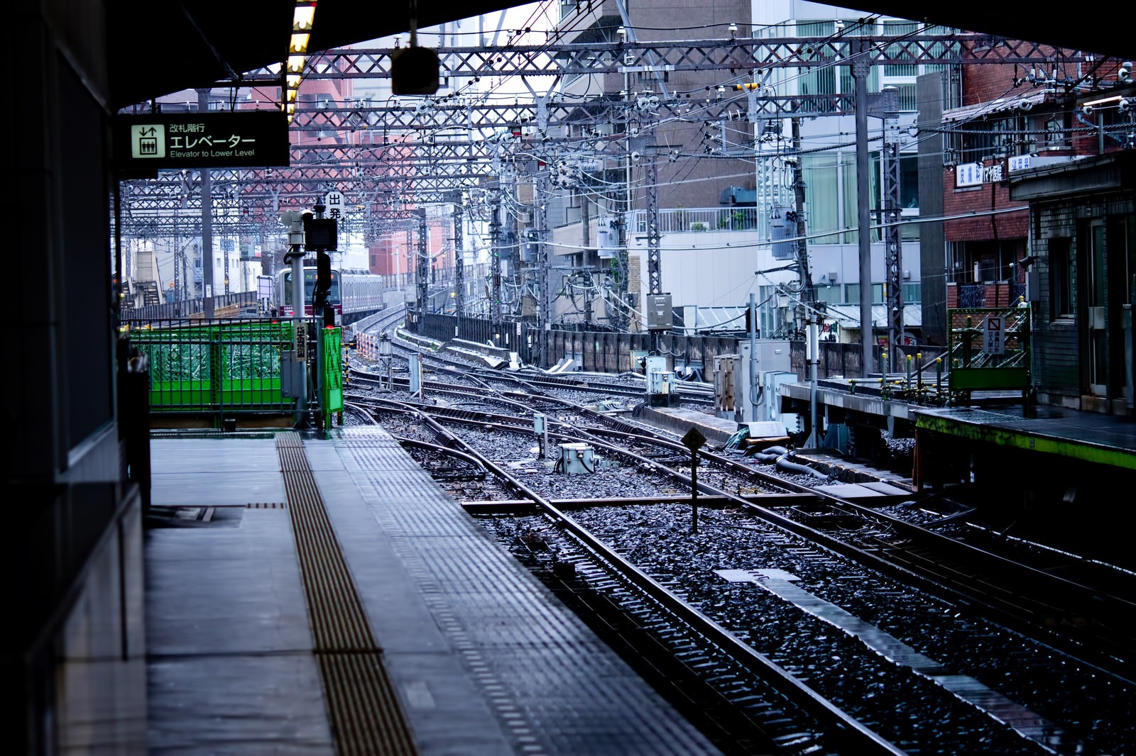ホームから見た線路と架線