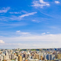 高い場所から街並みと青空を見渡す風景の写真