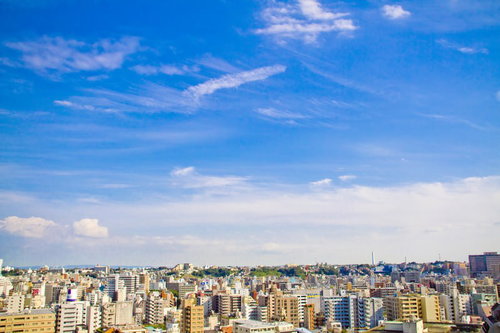 高い場所から街並みと青空を見渡す風景