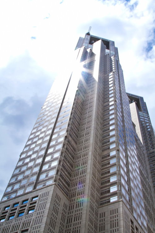 ガラスの外壁に日差しが反射して光る東京都庁