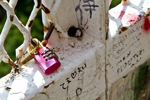 フェンスに括り付けられた恋人たちの落書きと南京錠