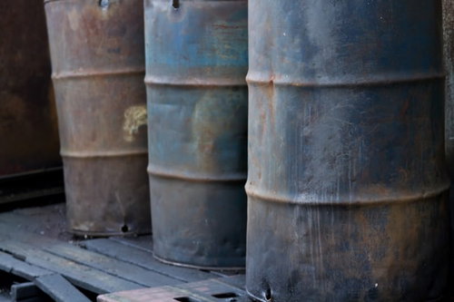 錆と汚れがついた工場にある古いドラム缶